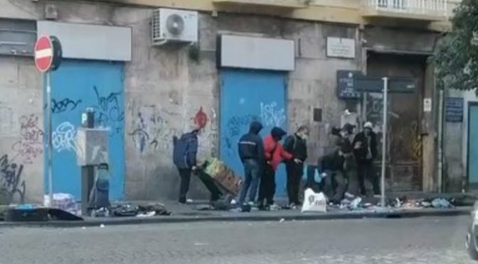 ZONA ROSSA: Africani vendono la loro merce rubata davanti ai negozi italiani chiusi – VIDEO