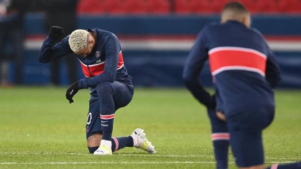 Tutti in ginocchio contro il ‘negru’: sceneggiata di Psg e Basaksehir