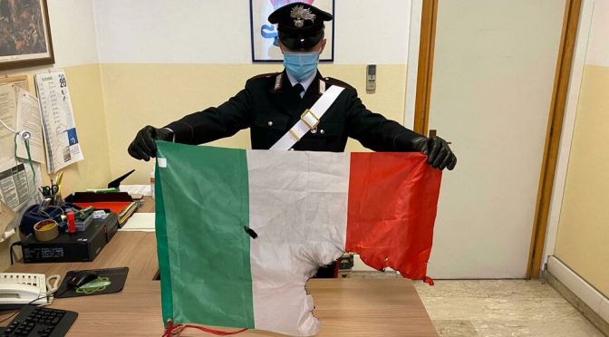 Pantelleria, sputa sul tricolore e aggredisce i carabinieri