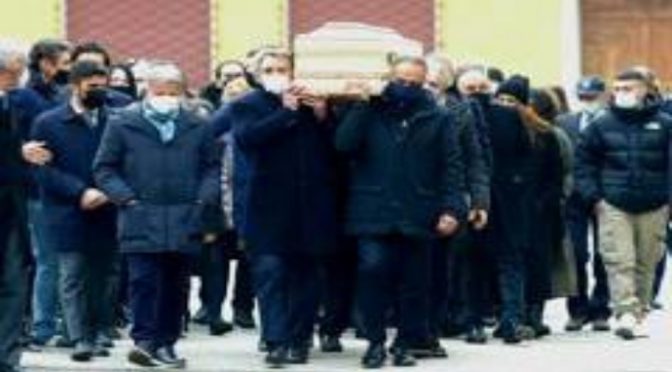 Funerali, Paolo Rossi portato a spalla dagli azzurri di Bearzot – VIDEO