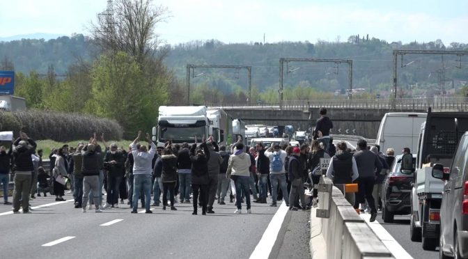 IMMIGRATI BLOCCANO LA STRADA, BARRICATE: “DATECI CASE O NON PASSATE”