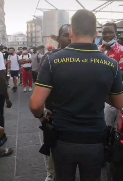 AFRICANI ASSALTANO MILITARI: GUARDATE L’ARROGANZA DEGLI INVASORI – VIDEO