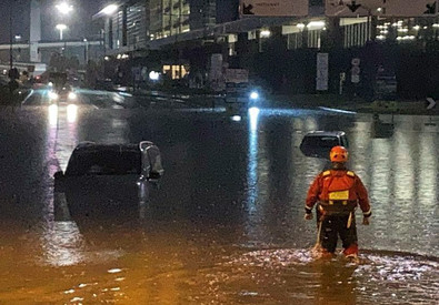 Piove a Milano, gommoni per salvare automobilisti intrappolati dall’acqua a Malpensa – VIDEO