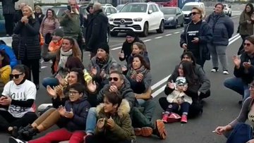 Ancona, cittadini in rivolta bloccano ingresso al porto – VIDEO