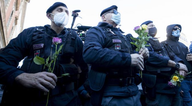 “Noi siamo il popolo”, rose ai poliziotti che coi blindati impediscono di manifestare