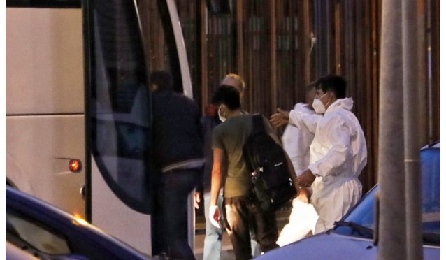 SBARCANO I CLANDESTINI: ITALIANI CACCIATI DAL PALAZZETTO PER FARE POSTO – VIDEO