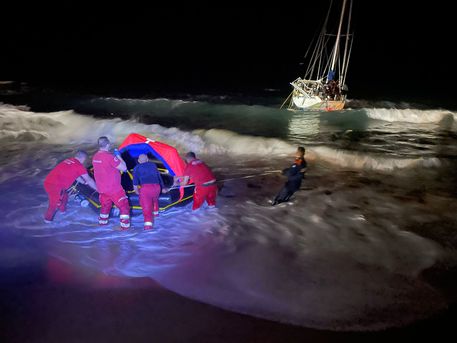 Nel giorno del Piave mare mosso impedisce sbarco ma arrivano i buonisti in divisa: PASSA LO STRANIERO – FOTO VERGOGNA