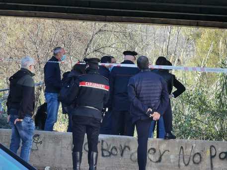 Ventimiglia: i migranti si sgozzano sotto la scritta ‘no border’, uno muore