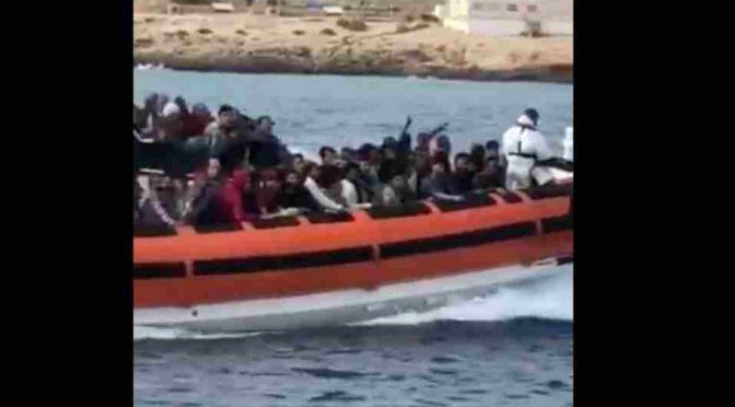 Scafisti di Stato scaricano 1.000 invasori a Lampedusa – VIDEO