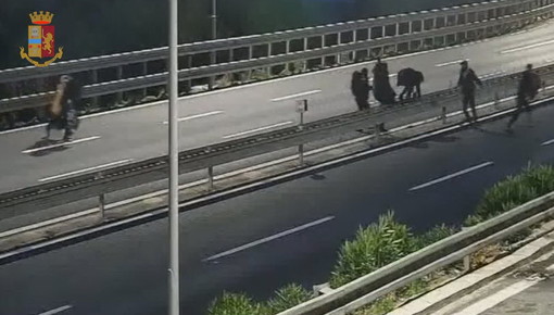 Polizia blocca 15 clandestini che tentavano di lasciare l’Italia – VIDEO 🤡