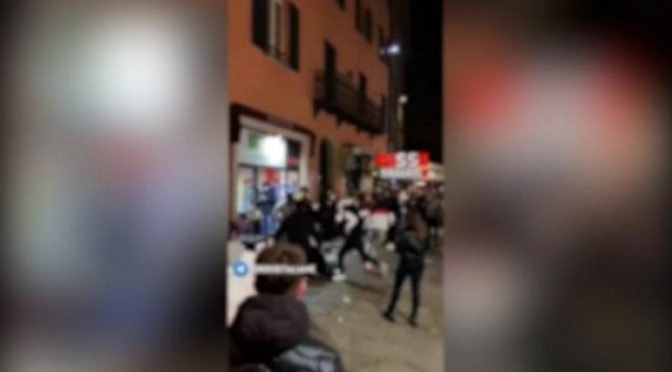 Lo massacrano in cinque contro uno, protagonisti migranti – VIDEO