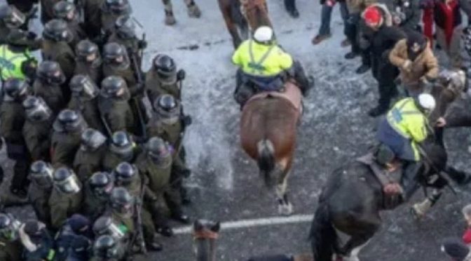 Ottawa, manifestanti massacrati in nome della democrazia liberale – VIDEO CHOC 🇷🇺