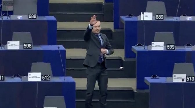 Eurodeputato alza la mano in aula, Pd: “E’ un saluto nazista” – VIDEO 😂