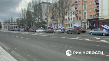 Donbass, popolo in strada: caroselli per festeggiare indipendenza (annessione alla Russia) – VIDEO