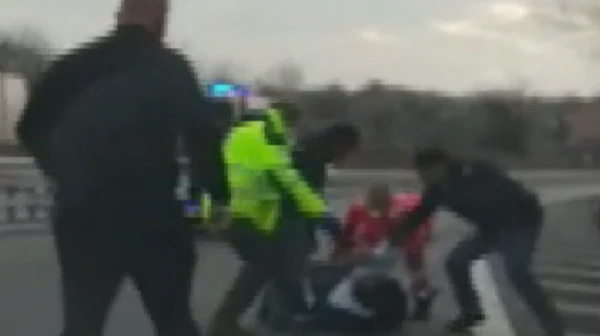 Straniero contromano si schianta e uccide donna, poi assalta ambulanza – VIDEO