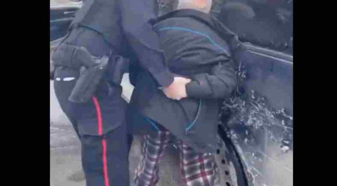 Canada, poliziotti arrestano vecchietto anti-Trudeau – VIDEO