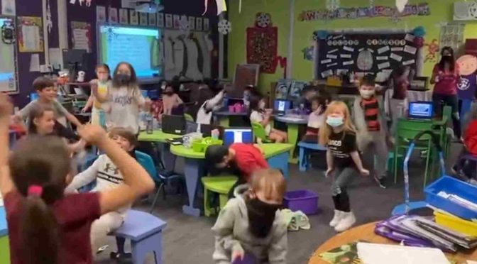 Niente più mascherina a scuola, i bambini impazziscono – VIDEO