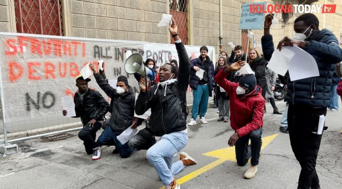 Immigrati protestano con le loro fidanzatine: “Dobbiamo restare in hotel a vita a spese vostre” – VIDEO