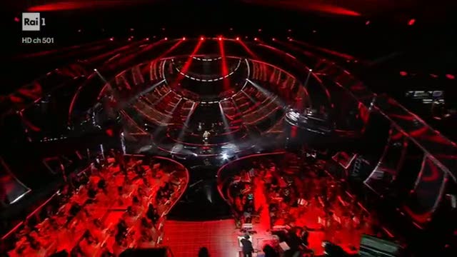 Sanremo è propaganda, pugno chiuso al Festival – Video