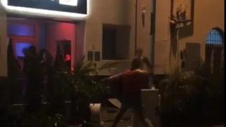 IMMIGRATI ASSALTANO LOCALE E SFONDANO VETRINA: SEQUESTRANO CLIENTI E DISTRUGGONO AUTO – VIDEO CHOC