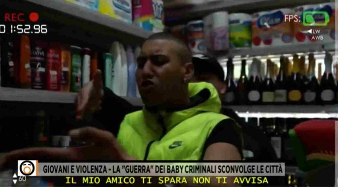 Il rapper africano avvisa gli italiani: “Se mi guardi io ti sparo” – VIDEO