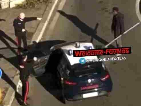 Africano devasta auto carabinieri a sprangate – VIDEO
