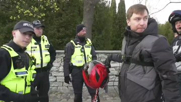 Estonia, arrestato perché monopattino ha bandiera russa – VIDEO