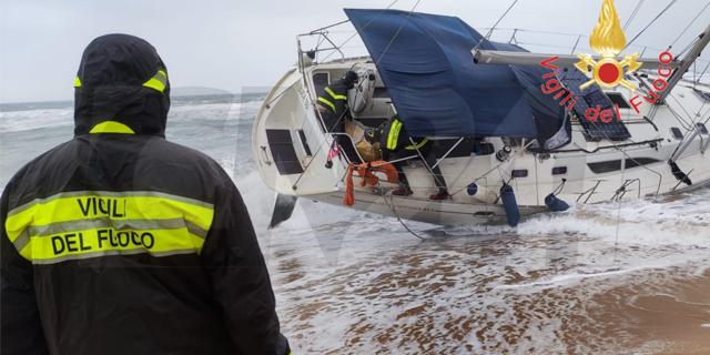 Vela carica di invasori si arena a Crotone: mare tenta di respingere 70 islamici – VIDEO