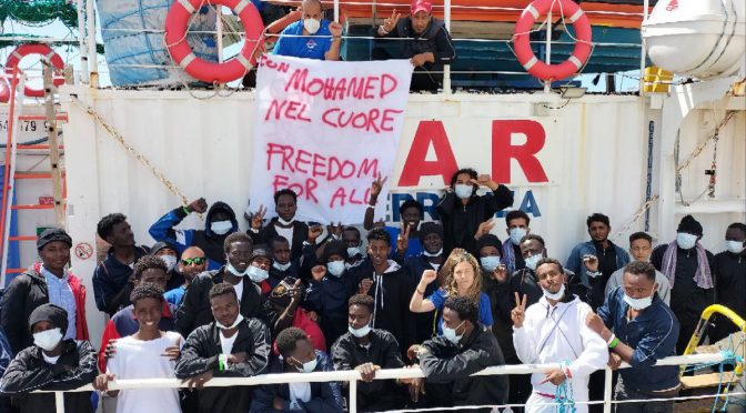 Trafficanti ONG tedesca scaricano 500 immigrati a Messina: hanno il permesso di Lamorgese