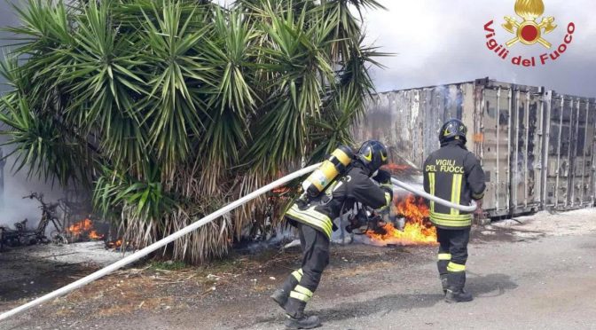 Rom appiccano incendio e italiani costretti a spegnerlo per salvare le case – VIDEO