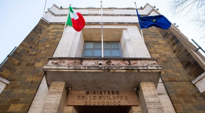 Non le foto di Mussolini ma la bandiera UE deve essere rimossa