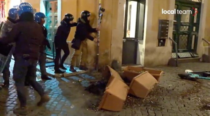 Anarchici devastano Roma e nessuno li ferma – VIDEO
