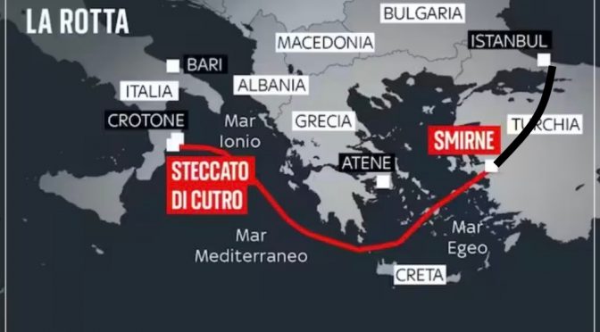 Yacht di lusso scarica altri 164 clandestini vicino a Cutro: stavolta non affonda