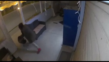 Immigrato accolto distrugge il dehor di un bar durante raid razzista – VIDEO