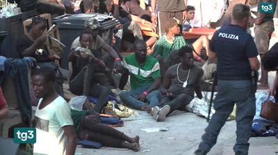 Li paghiamo per sostituirci: 300mila figli di migranti vivono in Italia col sussidio