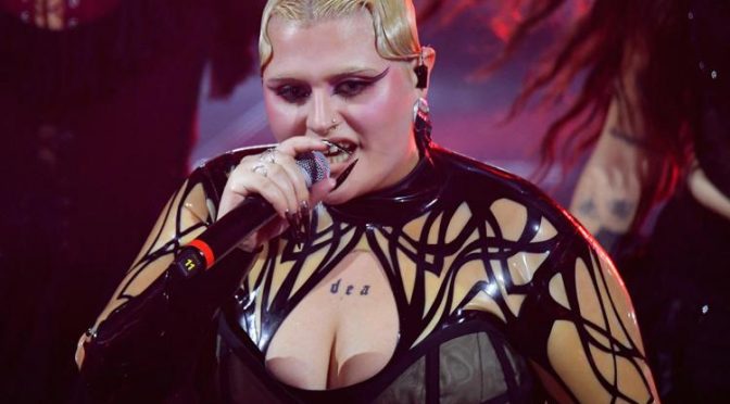 Sanremo, drettore d’orchestra sulla mano Fuck patriarcato