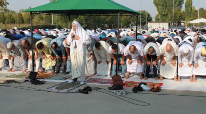 Bologna, sindaco PD ‘convertito’ all’islam: celebra Ramadan in piazza – VIDEO