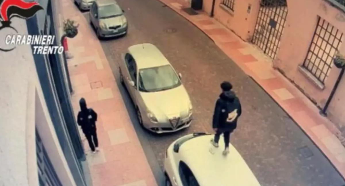 Arrestato tre volte in una settimana ma i giudici lo scarcerano sempre perché africano