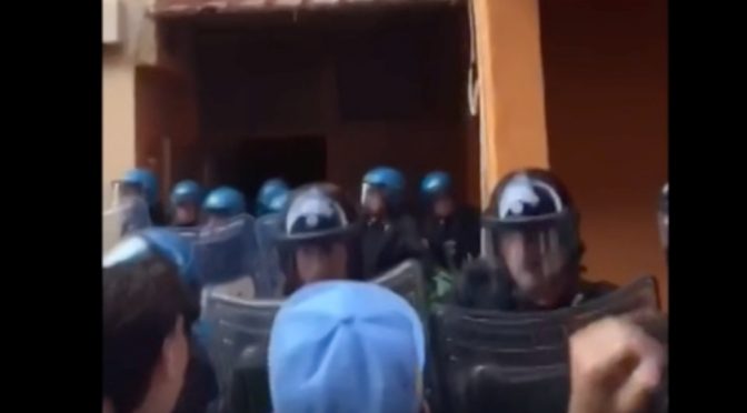 Ragazzine molestate da immigrati, poliziotti salvano da linciaggio molestatori a Napoli e Palermo