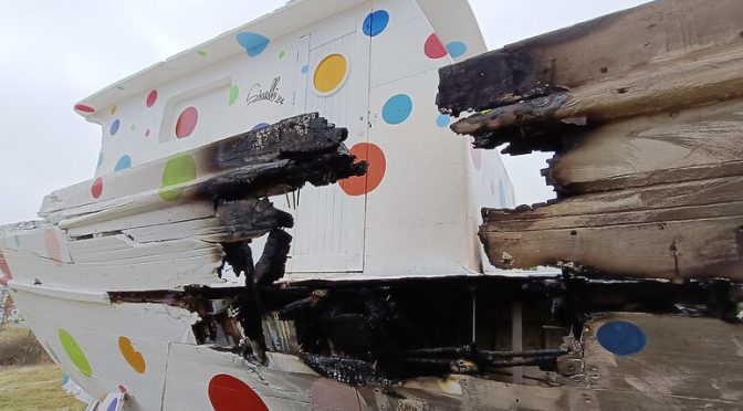 Cittadini stufi bruciano il monumento ai clandestini