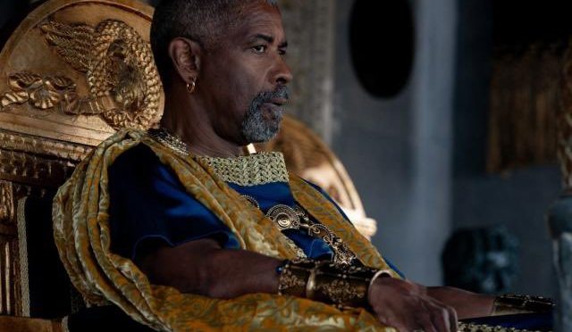 L’imperatore romano Macrinus da bianco diventa nero nel Gladiatore 2
