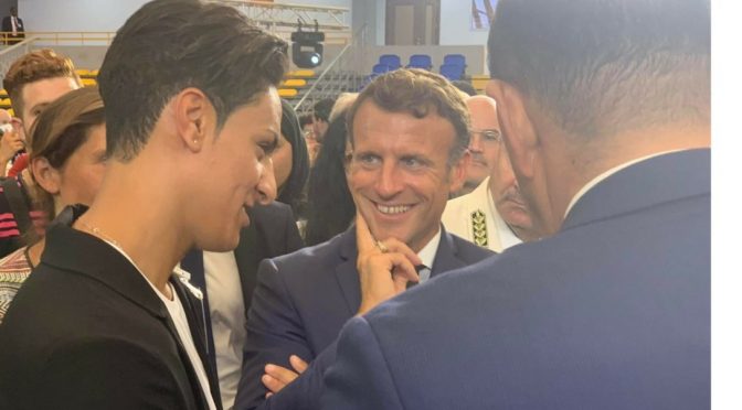 Macron incontra Imane Khelif: pieno sostegno al pugile trans – VIDEO