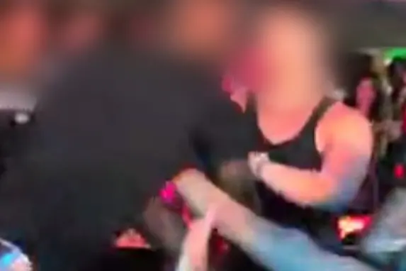 Ragazzo italiano massacrato brutalmente dal buttafuori africano