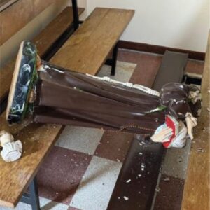 Irrompono in chiesa e decapitano statue: orrore islamico a Vicenza