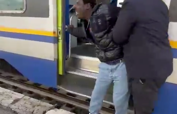 Africano caccia capotreno e italiani dal treno – VIDEO